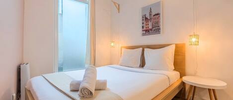 1 多间卧室、办公桌、上网接入、床单