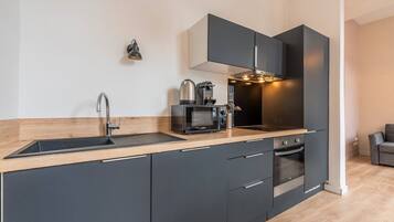 Réfrigérateur, four, plaque de cuisson, cafetière/bouilloire