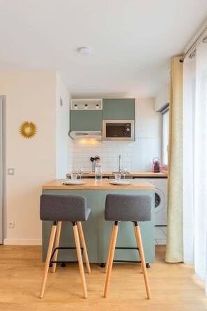 Geladeira, micro-ondas, cafeteira/chaleira, torradeira