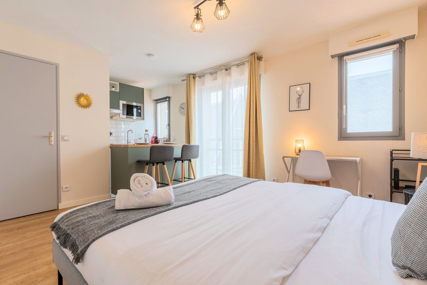 Tabla de planchar con plancha, internet y ropa de cama 