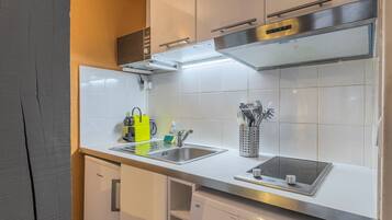 Refrigerador, microondas, lavavajillas y cafetera y tetera