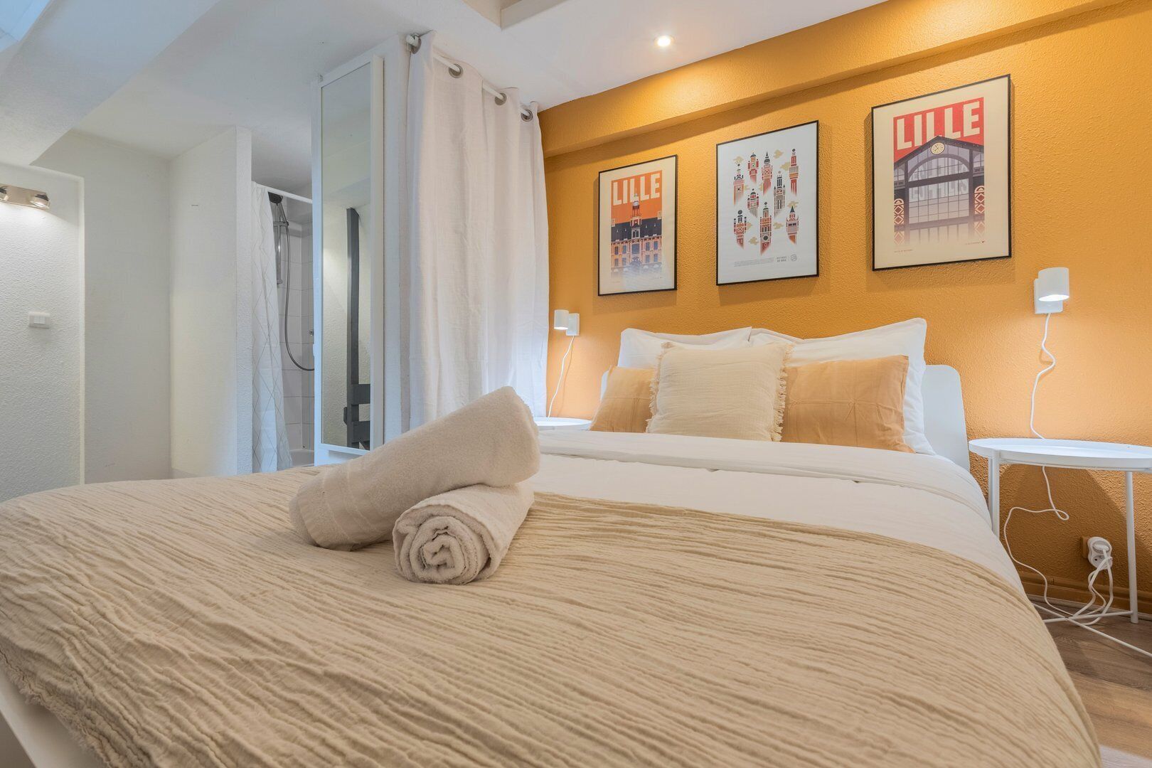 1 slaapkamer, een bureau, een strijkplank/strijkijzer, internet