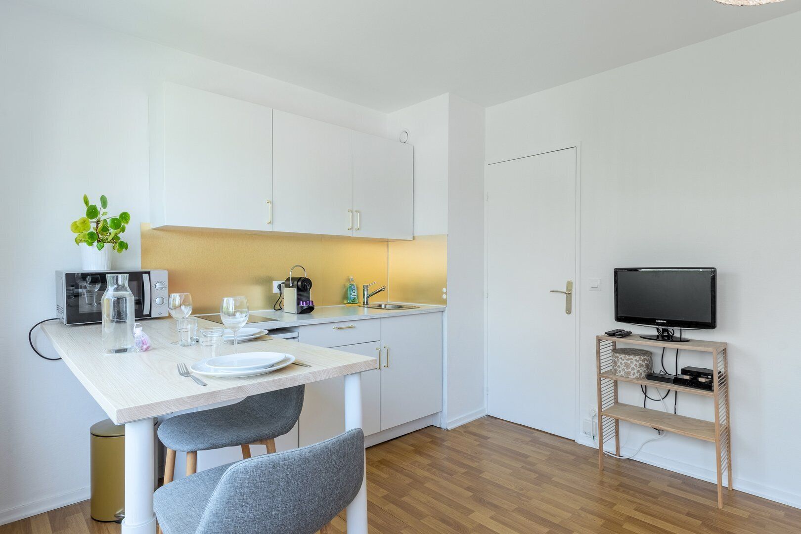 Een koelkast, een magnetron, een koffiezetapparaat/waterkoker