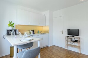 Kühlschrank, Mikrowelle, Wasserkocher mit Kaffee-/Teezubehör, Toaster