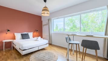 Desk, iron/ironing board, WiFi, bed sheets