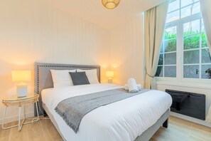 2 slaapkamers, een bureau, een strijkplank/strijkijzer, internet