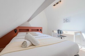 1 slaapkamer, een bureau, een strijkplank/strijkijzer, internet