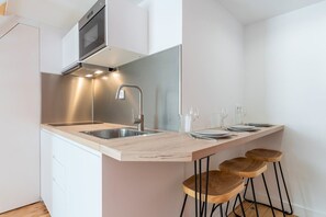 Een koelkast, een microgolfoven, een koffiezetapparaat/waterkoker