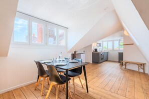 Dining - Bright one bedroom next to Wazemmes market (Lille)