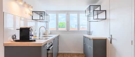 Kylskåp, ugn, kaffe- och tebryggare och brödrost