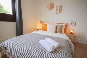 2 間睡房、書桌、熨斗/熨衫板、上網