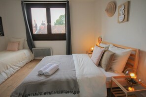 2 bedrooms, desk, iron/ironing board, internet