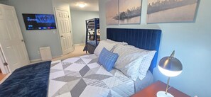 2 slaapkamers, een bureau, een strijkplank/strijkijzer, reisbedje