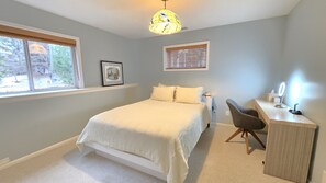 2 makuuhuonetta, työpöytä, silitysrauta/-lauta, vauvan matkasänky