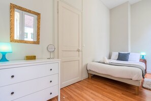 1 bedroom, iron/ironing board, Internet, bed sheets - One-bedroom apartment in the center of town! (Lille)