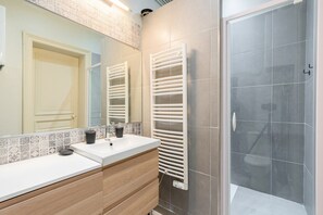 Shower, towels - One-bedroom apartment in the center of town! (Lille)