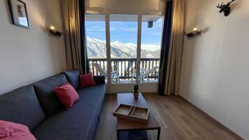 Een smart-tv en boeken