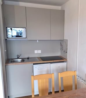 Réfrigérateur, micro-ondes, plaque de cuisson, lave-vaisselle