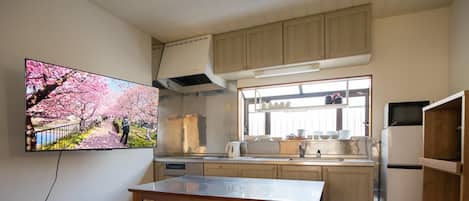 Refrigerador, microondas, parrilla de estufa y utensilios de cocina