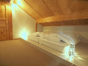 3 chambres, bureau, fer et planche à repasser, accès au Wi-Fi (inclus)