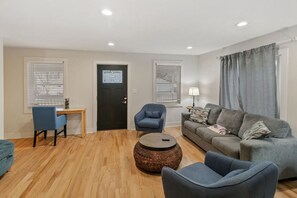 Smart TV - Amazing home in DT Libertyville - Near Naval Base! (Libertyville)