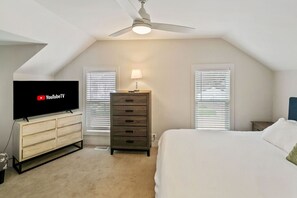 4 bedrooms, desk, iron/ironing board, travel cot - Amazing home in DT Libertyville - Near Naval Base! (Libertyville)