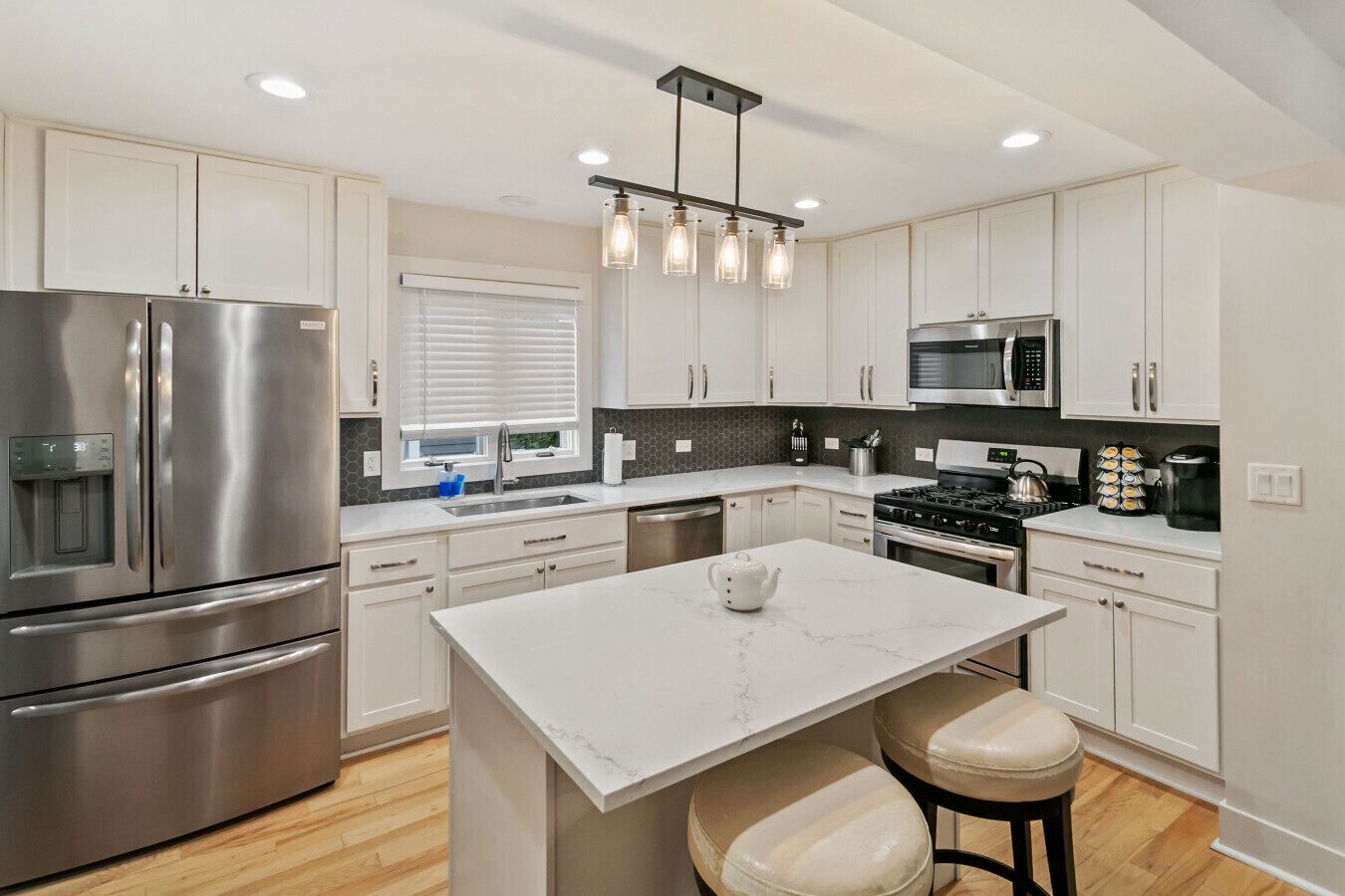 Réfrigérateur, micro-ondes, four, plaque de cuisson