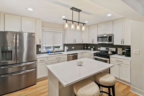 Amazing home in DT Libertyville - Near Naval Base!