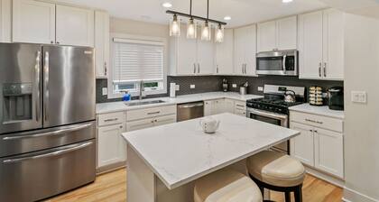 Amazing home in DT Libertyville - Near Naval Base!