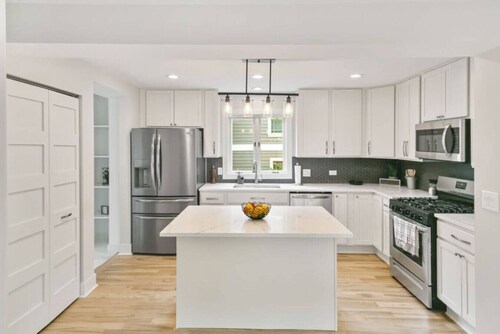 Amazing home in DT Libertyville - Near Naval Base!