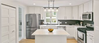 Amazing home in DT Libertyville - Near Naval Base!