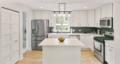 Amazing home in DT Libertyville - Near Naval Base!