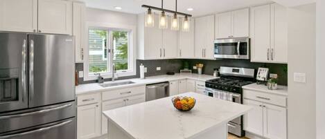 Réfrigérateur, micro-ondes, four, plaque de cuisson