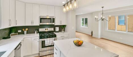 Jääkaappi, mikroaaltouuni, uuni, liesi