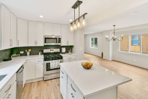 Amazing home in DT Libertyville - Near Naval Base!