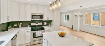 Amazing home in DT Libertyville - Near Naval Base!