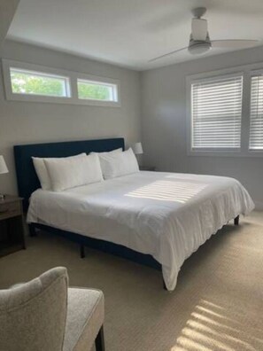 4 slaapkamers, een bureau, een strijkplank/strijkijzer, reisbedje