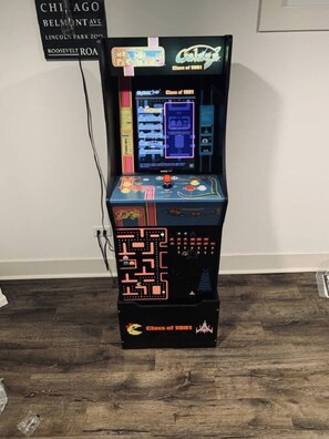 Game room - Amazing home in DT Libertyville - Near Naval Base! (Libertyville)
