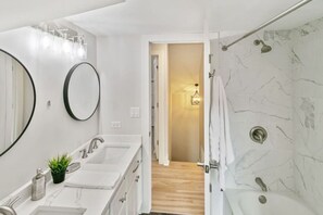 Een haardroger, handdoeken