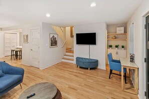 Smart TV - Amazing home in DT Libertyville - Near Naval Base! (Libertyville)