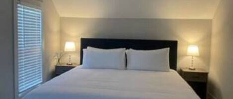 4 chambres, bureau, fer et planche à repasser, lit parapluie