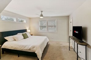 4 間睡房、書桌、熨斗/熨衫板、可攜式嬰兒床