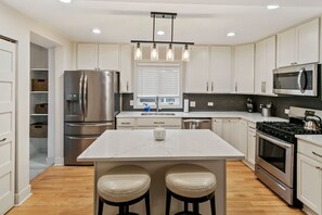 Fridge, microwave, oven, stovetop - Amazing home in DT Libertyville - Near Naval Base! (Libertyville)