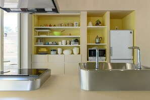 冷蔵庫、電子レンジ、コンロ、調理器具と食器