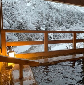 Spa - Immerse yourself in the openair bath and admire t / Kurobe Toyama (Kurobe)
