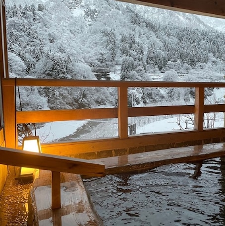 Spa. Immerse yourself in the openair bath and admire t / Kurobe Toyama