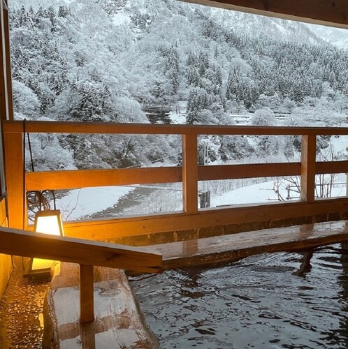 Immerse yourself in the openair bath and admire t / Kurobe Toyama