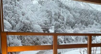 Immerse yourself in the openair bath and admire t / Kurobe Toyama