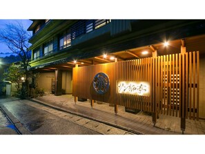 Exterior - Moon and Wa colored by traditional Japanese p / Kurobe Toyama (Kurobe)