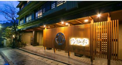 Moon and Wa colored by traditional Japanese p / Kurobe Toyama